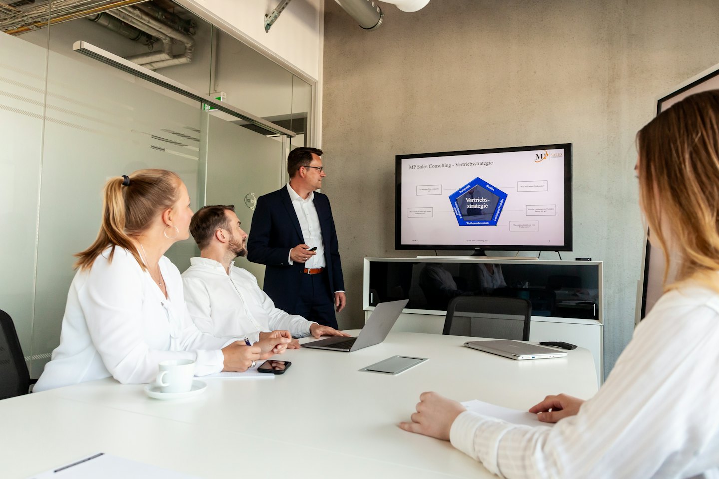 Man die een bedrijfsstrategie presenteert aan collega's in een modern kantoor.